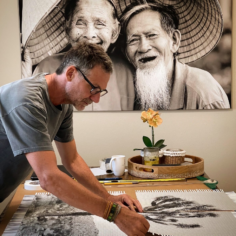 Marcelo Bengoechea weaving a photographic artwork by hand
